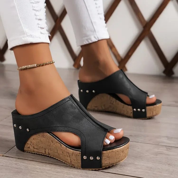 Bionda Sandali Donna con Suola Spessa e Borchie in Nero, foto 1